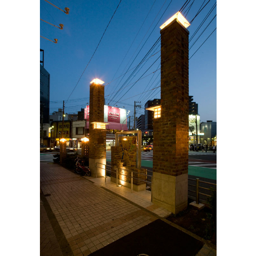 駅前のレンガと夜景